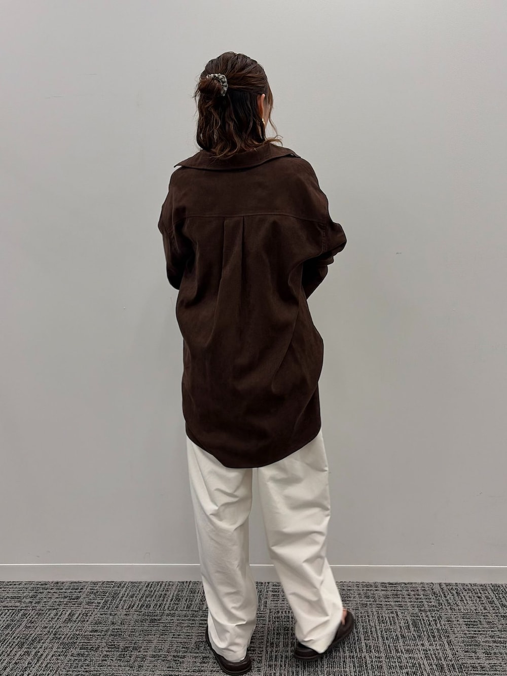 ホワイト系のその他パンツ、ブラウン系のシャツ/ブラウスを着用したレディースの秋コーディネートの2枚目の写真