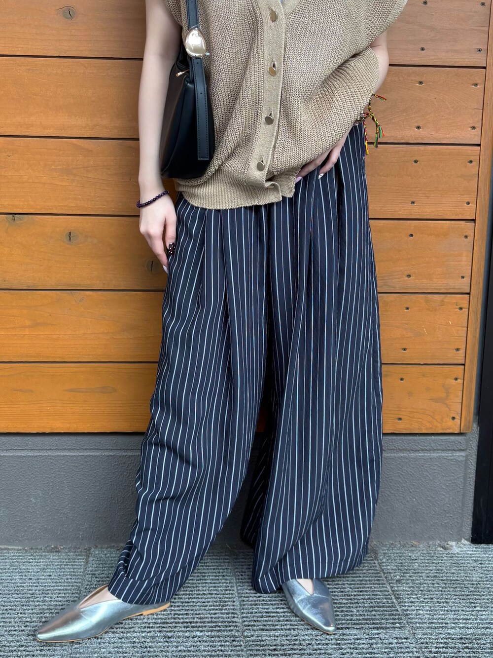 ブルー系のつなぎ/オールインワン、ホワイト系のTシャツ/カットソー、ベージュ系のベストを着用したレディースの春コーディネートの6枚目の写真