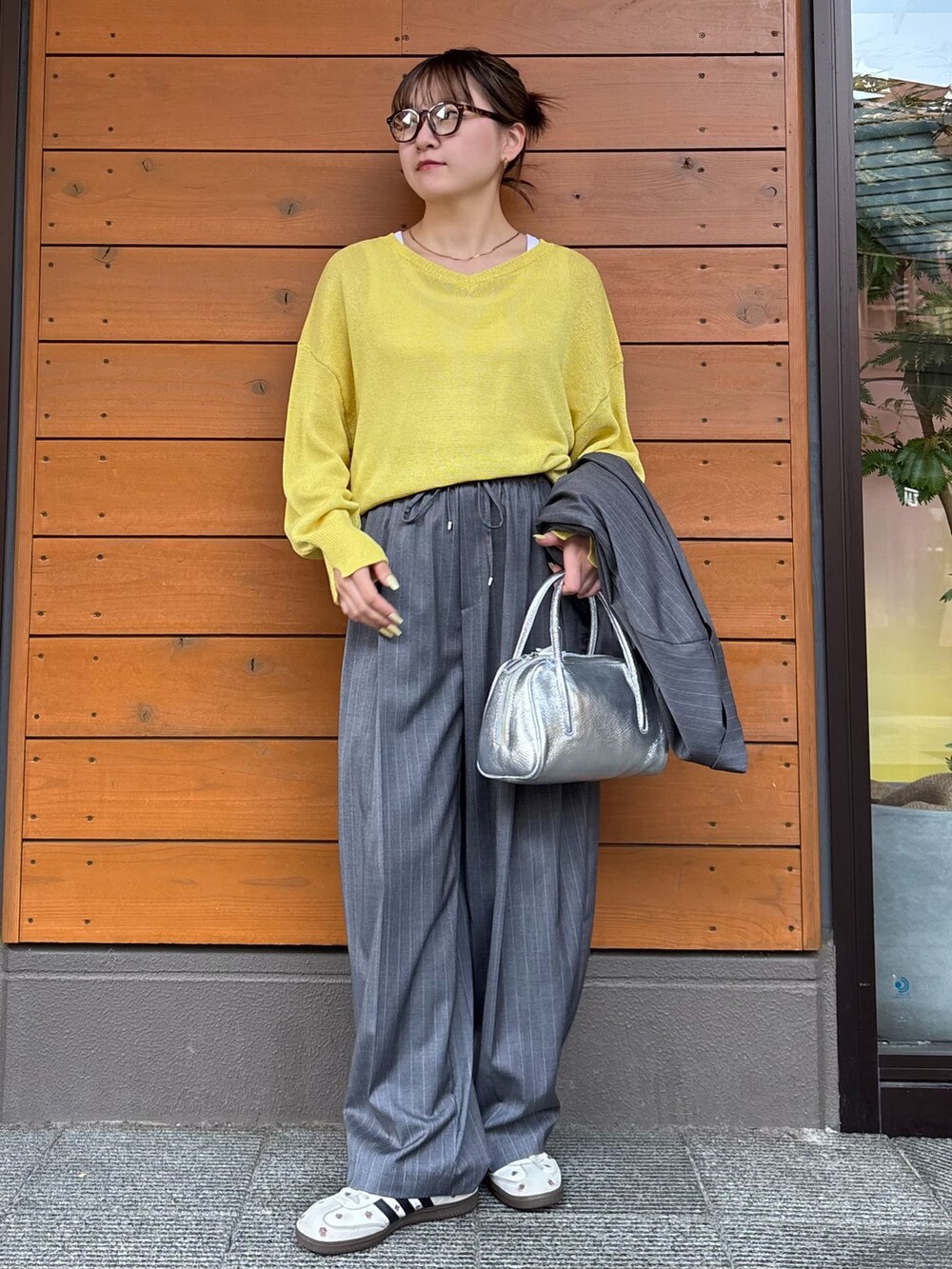 グレー系のテーラードジャケット、グレー系のスラックス、ホワイト系のTシャツ/カットソーを着用したレディースの春コーディネートの3枚目の写真