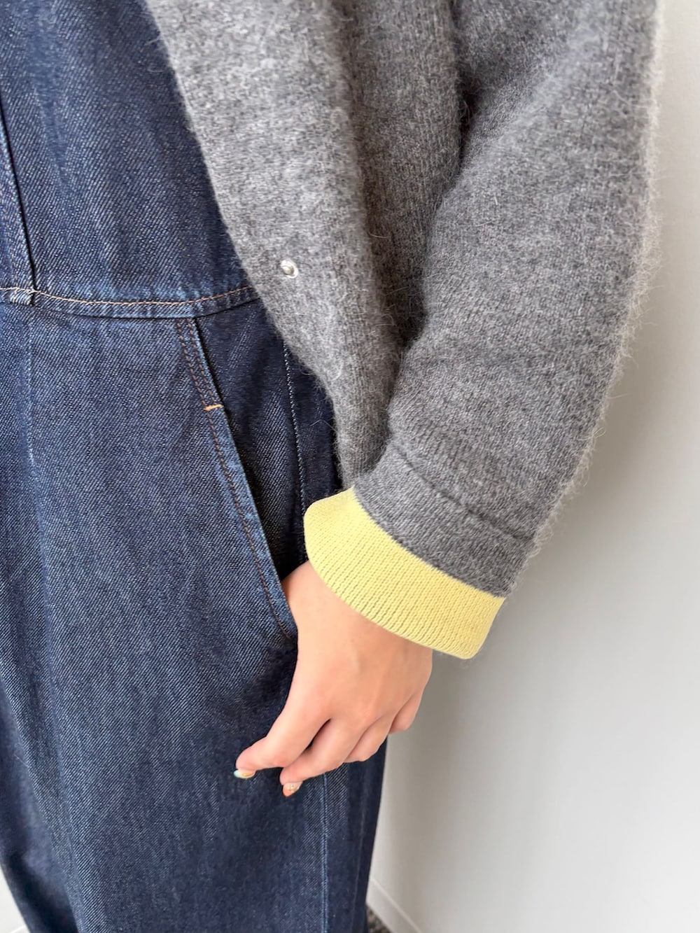 ブルー系のデニムパンツ、ホワイト系のTシャツ/カットソー、グレー系のカーディガン/ボレロを着用したレディースの秋コーディネートの6枚目の写真