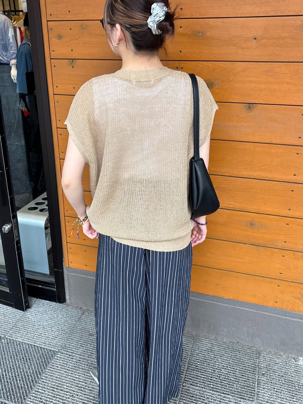 ブルー系のつなぎ/オールインワン、ホワイト系のTシャツ/カットソー、ベージュ系のベストを着用したレディースの春コーディネートの4枚目の写真