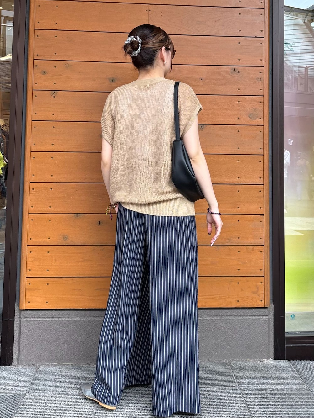 ブルー系のつなぎ/オールインワン、ホワイト系のTシャツ/カットソー、ベージュ系のベストを着用したレディースの春コーディネートの2枚目の写真