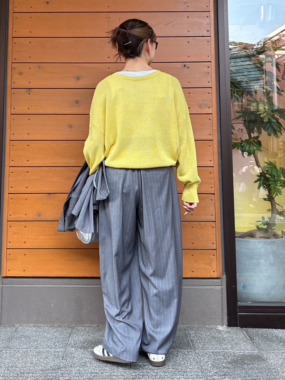 グレー系のテーラードジャケット、グレー系のスラックス、ホワイト系のTシャツ/カットソーを着用したレディースの春コーディネートの4枚目の写真