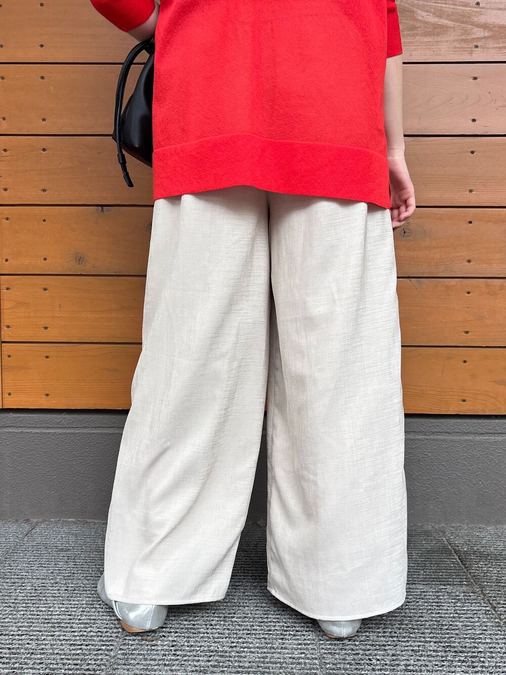 ベージュ系のその他パンツ、ホワイト系のTシャツ/カットソー、レッド系のカーディガン/ボレロを着用したレディースの春コーディネートの5枚目の写真