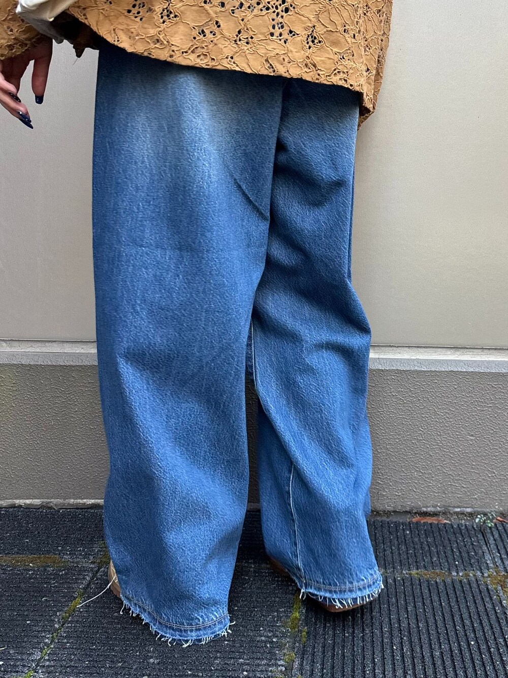 ブルー系のデニムパンツ、イエロー系のシャツ/ブラウス、ホワイト系のTシャツ/カットソーを着用したレディースの春コーディネートの8枚目の写真