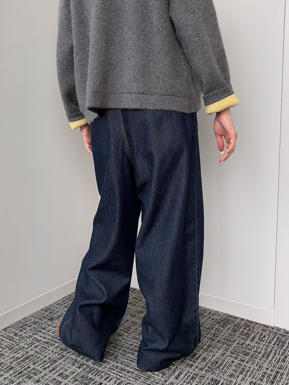 ブルー系のデニムパンツ、ホワイト系のTシャツ/カットソー、グレー系のカーディガン/ボレロを着用したレディースの秋コーディネートの5枚目の写真