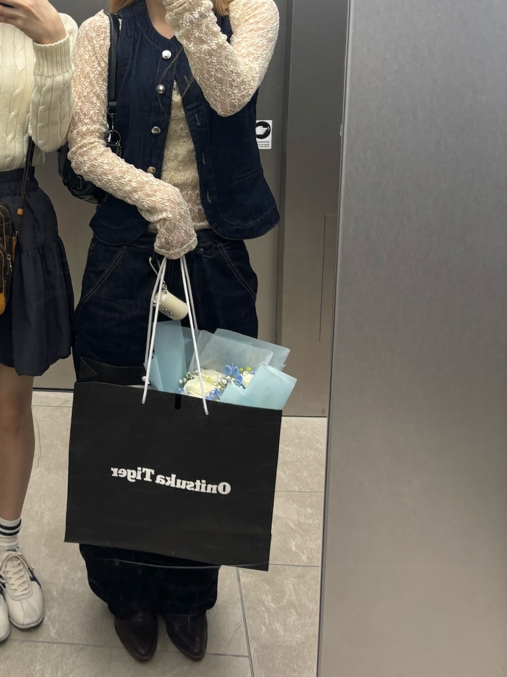 ホワイト系のその他トップス、ブルー系のデニムジャケット、ブルー系のデニムパンツを着用したレディースの冬コーディネートの2枚目の写真