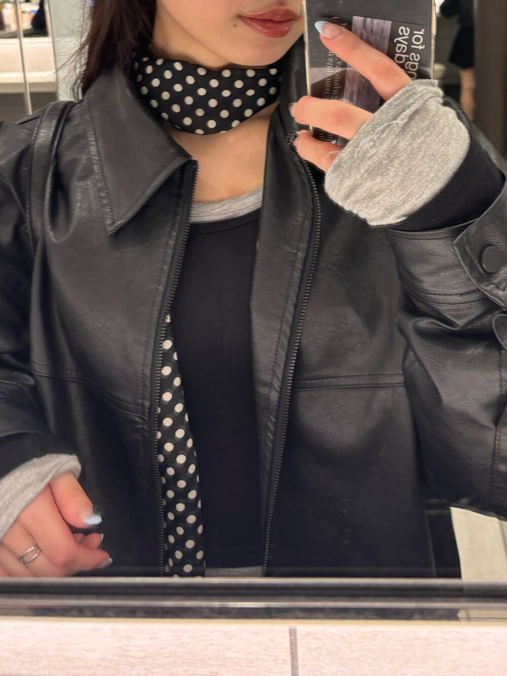 ブラック系のショルダーバッグ、ブラック系のトップス、ブラウン系のショルダーバッグを着用したレディースの冬コーディネートの2枚目の写真