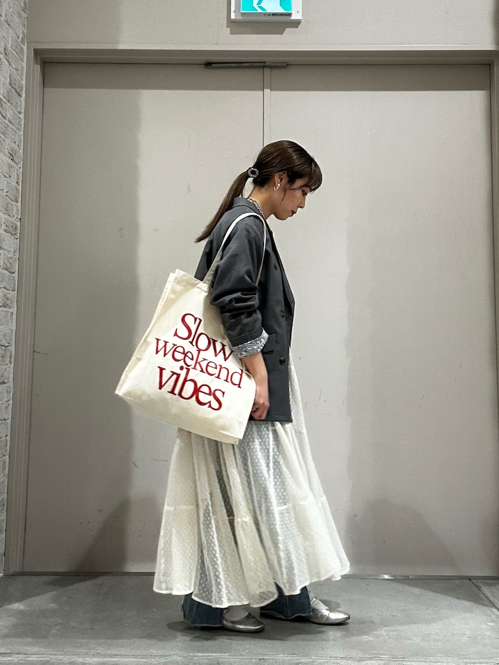 ホワイト系のワンピース、グレー系のテーラードジャケット、ホワイト系のTシャツ/カットソーを着用したレディースの春コーディネートの2枚目の写真