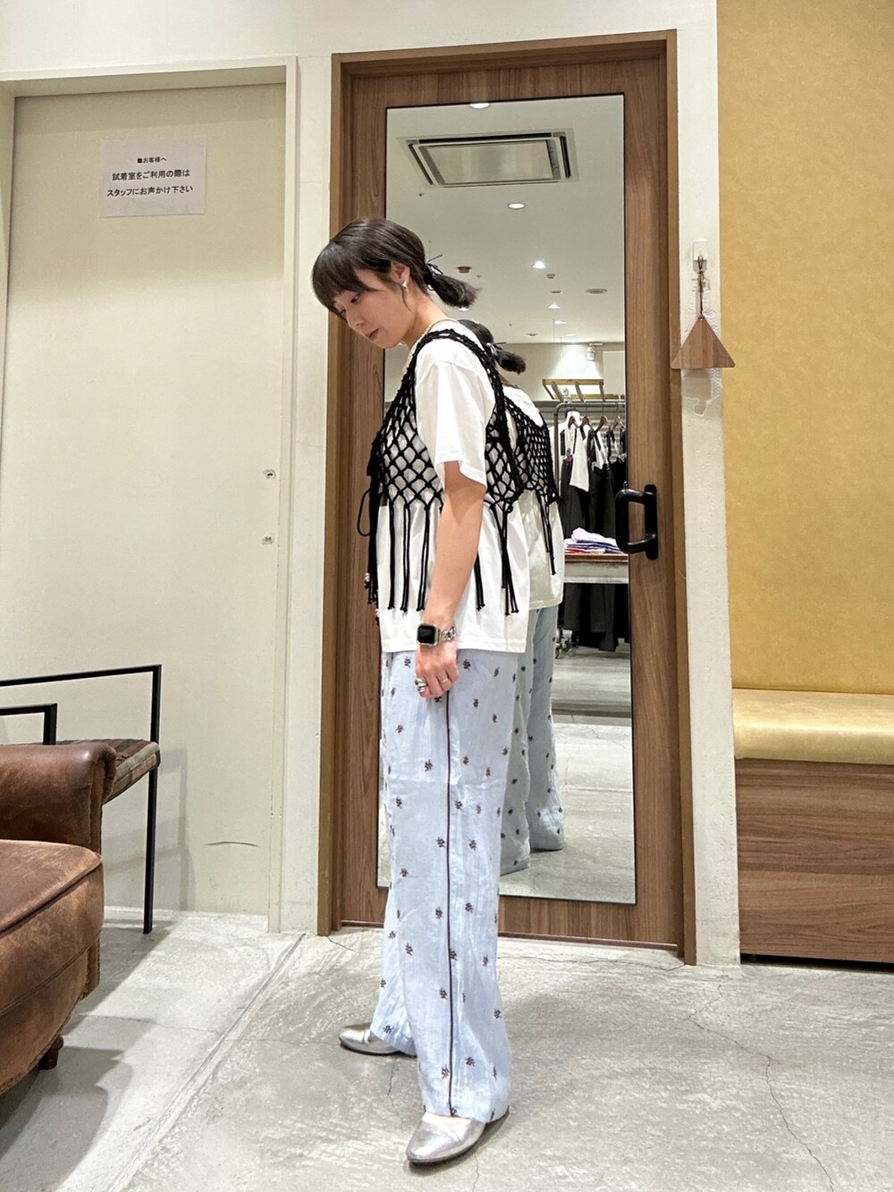 ブルー系のその他パンツ、ホワイト系のTシャツ/カットソー、ブラック系のベストを着用したレディースの夏コーディネートの2枚目の写真