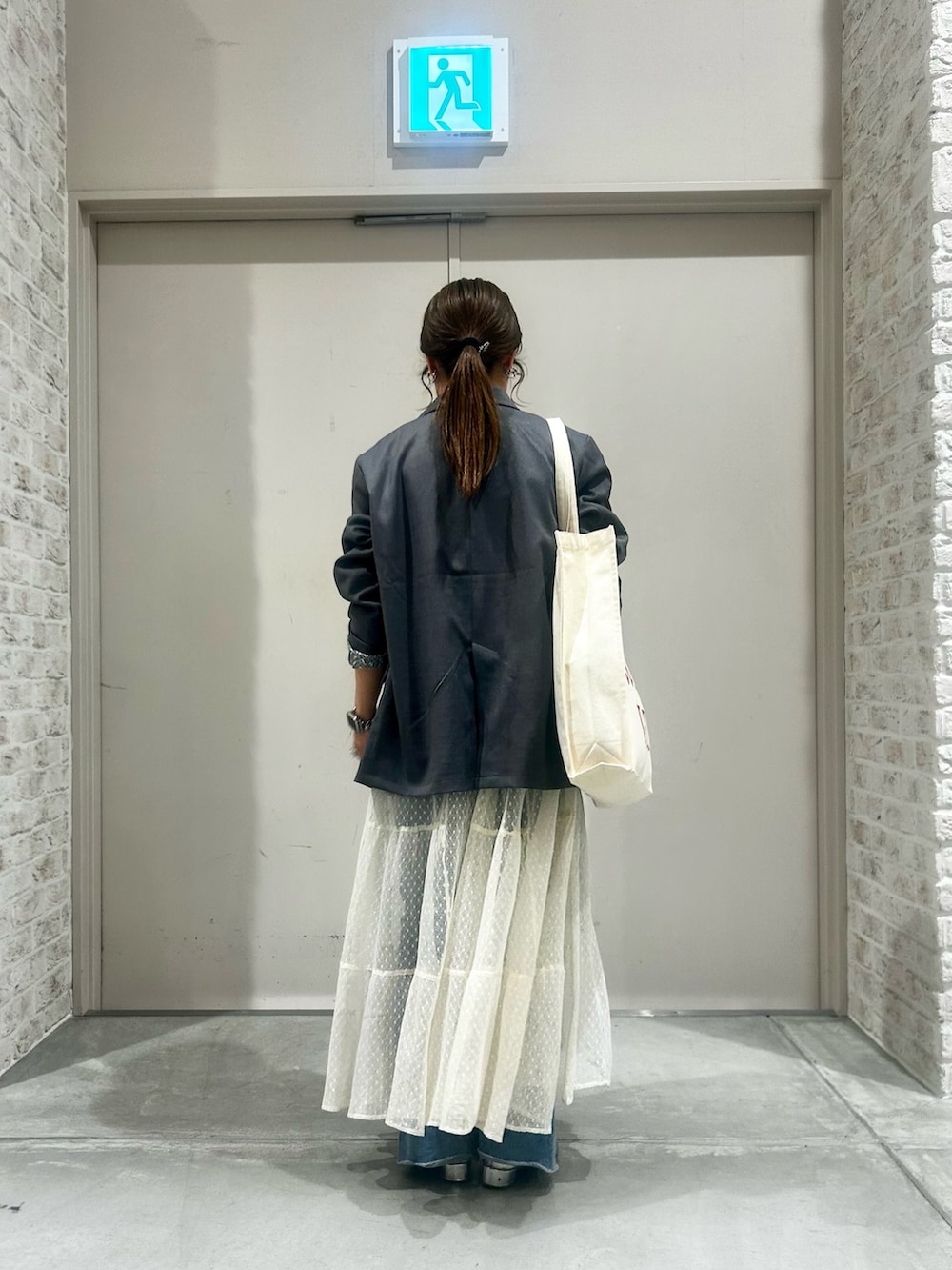 ホワイト系のワンピース、グレー系のテーラードジャケット、ホワイト系のTシャツ/カットソーを着用したレディースの春コーディネートの3枚目の写真