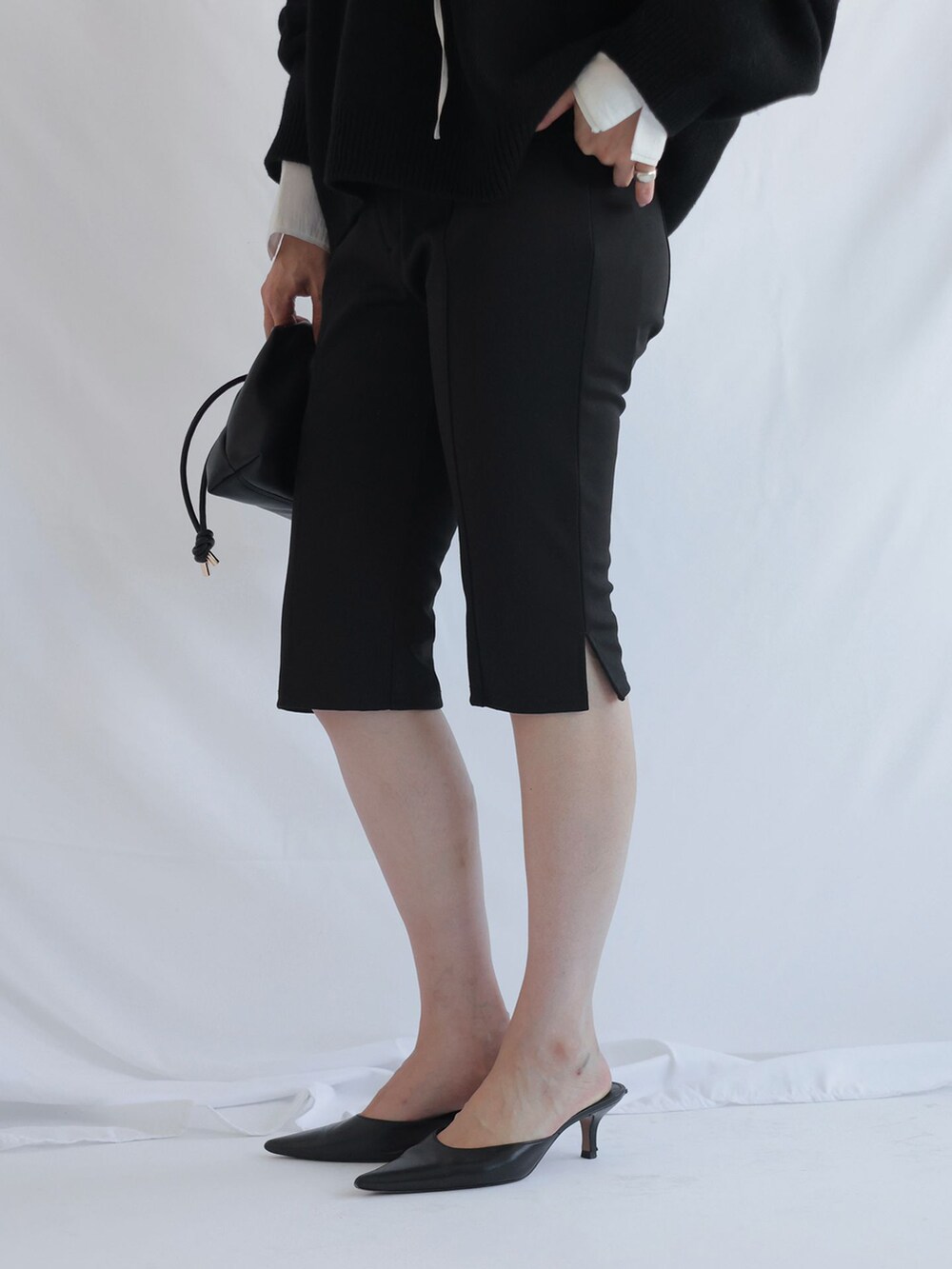 ブラック系のその他パンツ、ホワイト系のシャツ/ブラウスを着用したレディースの秋コーディネートの5枚目の写真