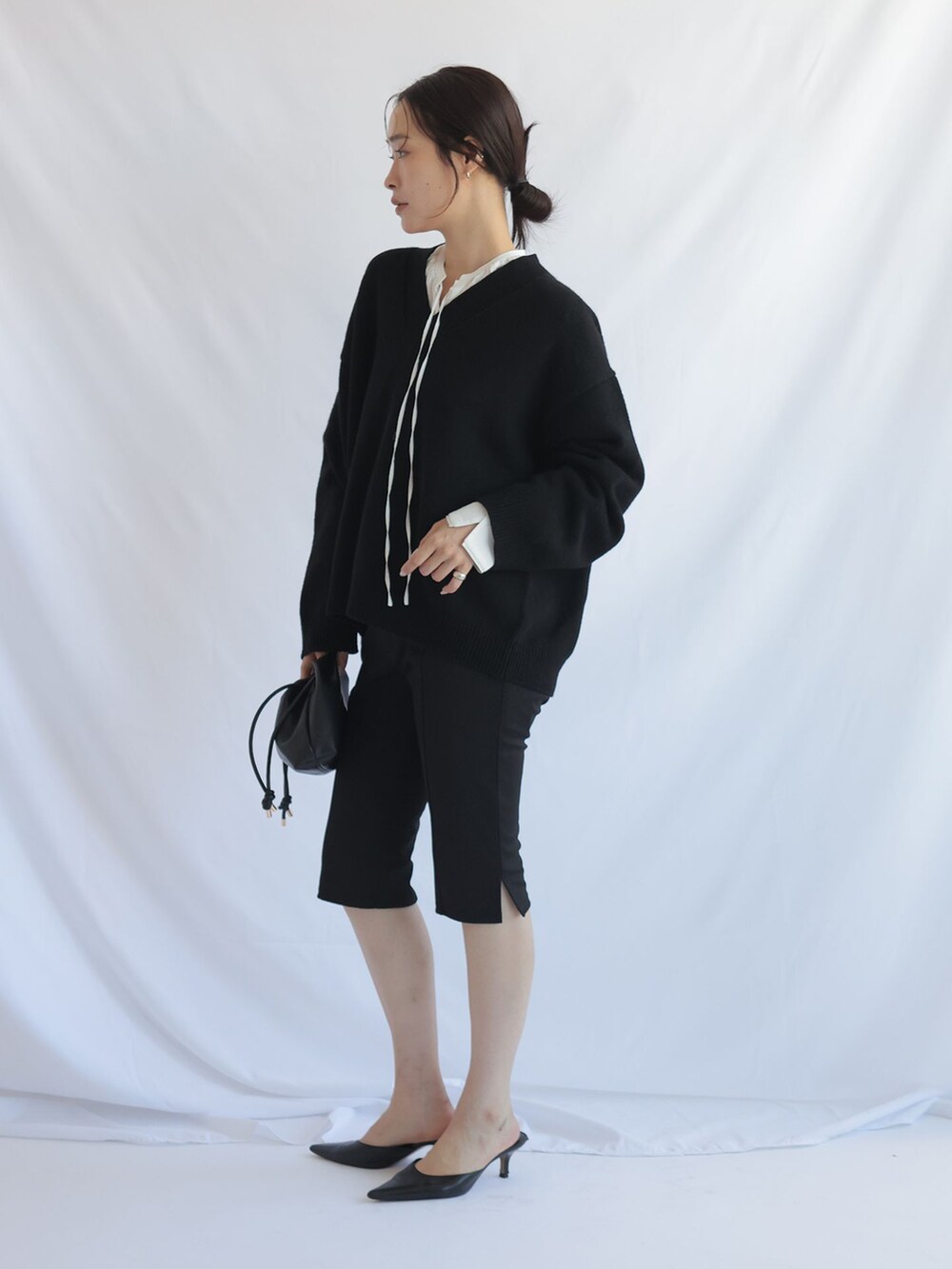 ブラック系のその他パンツ、ホワイト系のシャツ/ブラウスを着用したレディースの秋コーディネートの3枚目の写真