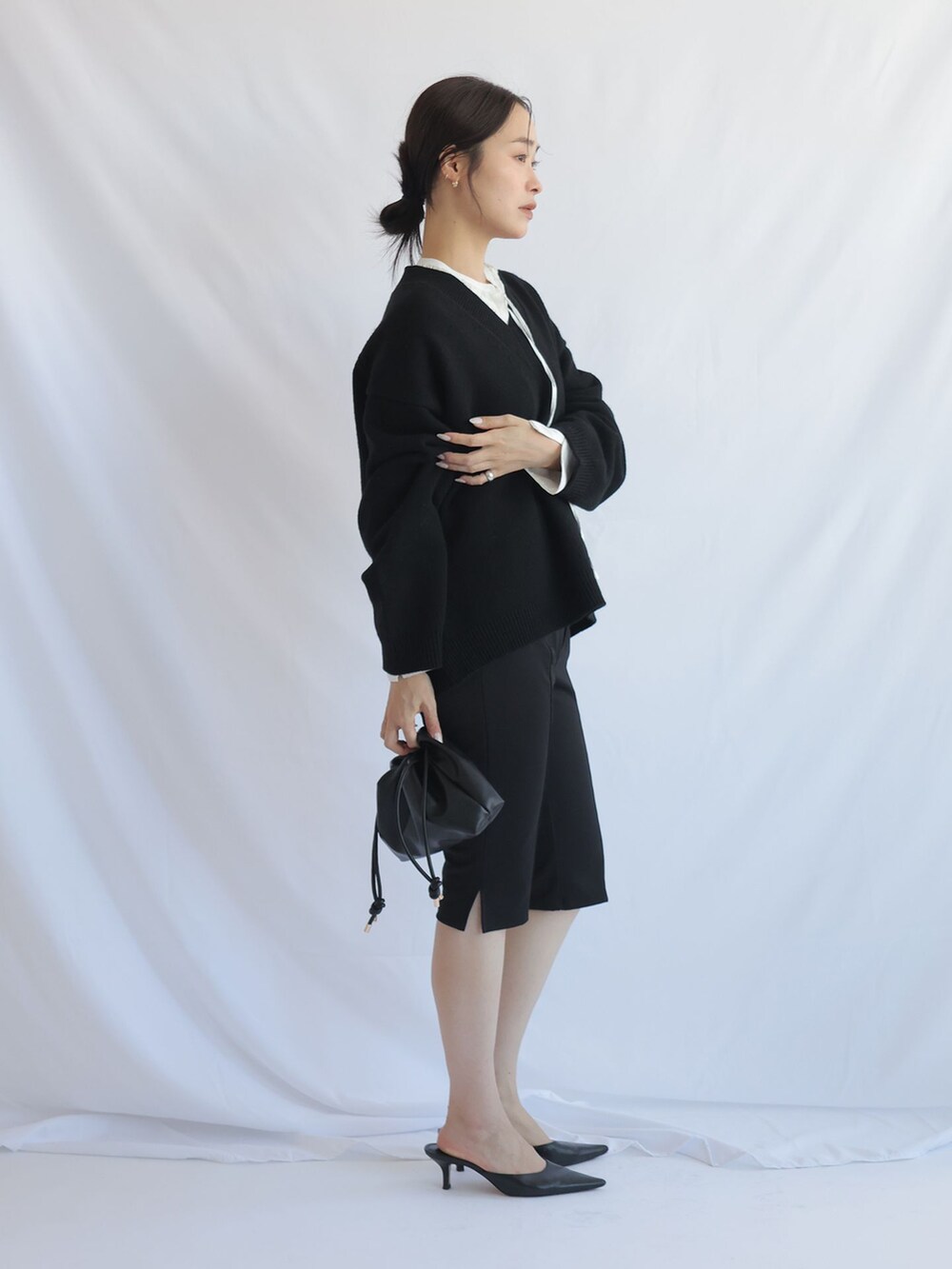 ブラック系のその他パンツ、ホワイト系のシャツ/ブラウスを着用したレディースの秋コーディネートの2枚目の写真