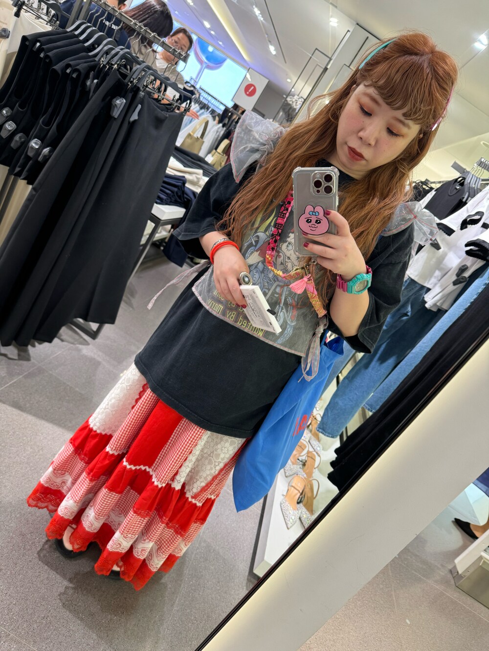 グリーン系のベストを着用したレディースの夏コーディネートの2枚目の写真