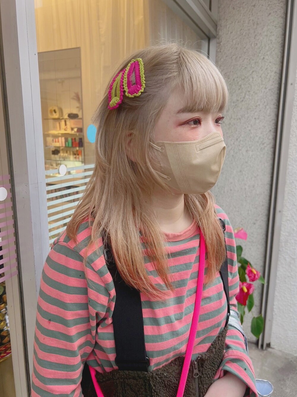 グリーン系のオールインワン・サロペットを着用したレディースの春コーディネートの2枚目の写真