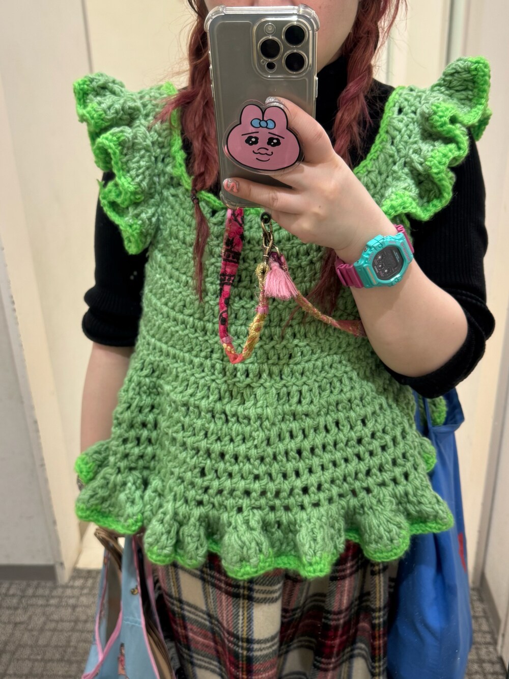 その他のスカート、グリーン系のキャミソールを着用したレディースの春コーディネートの2枚目の写真