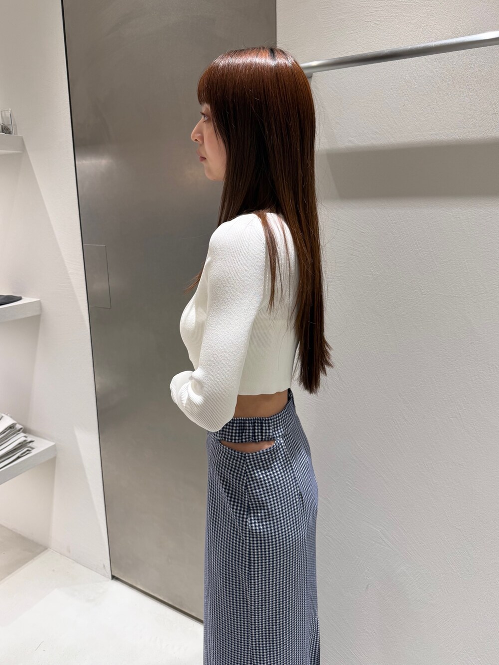 ホワイト系のカーディガン/ボレロを着用したレディースの春コーディネートの4枚目の写真