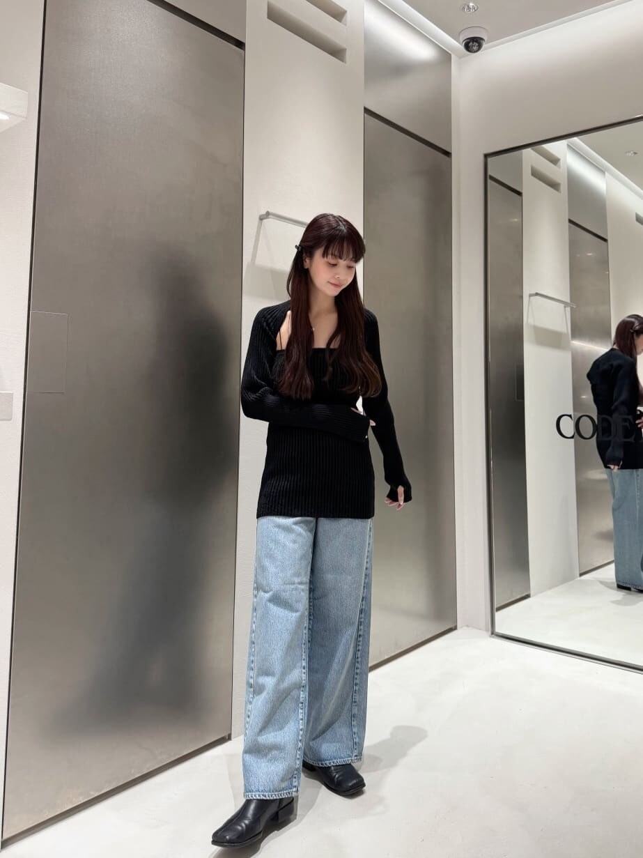 ブルー系のデニムパンツを着用したレディースの冬コーディネートの2枚目の写真