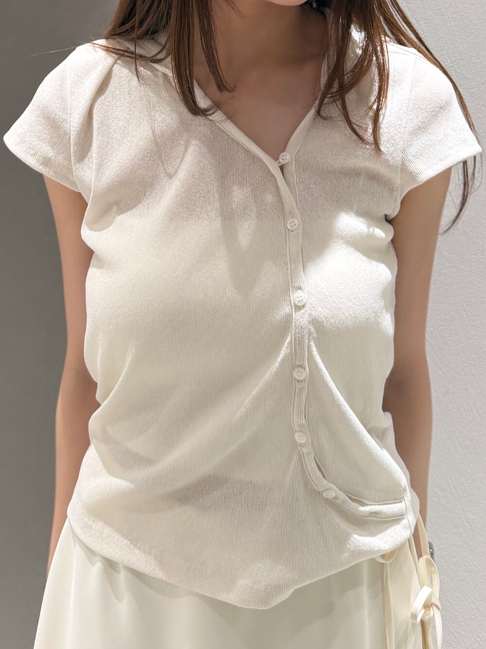 ホワイト系のTシャツ/カットソーを着用したレディースの夏コーディネートの4枚目の写真