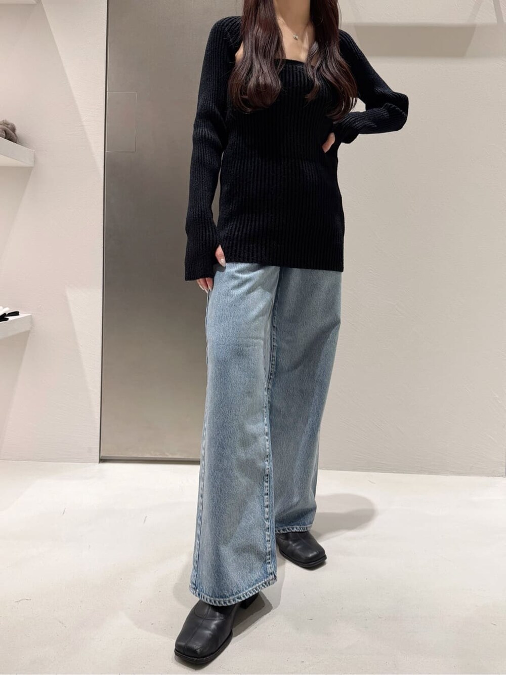 ブルー系のデニムパンツを着用したレディースの冬コーディネートの6枚目の写真