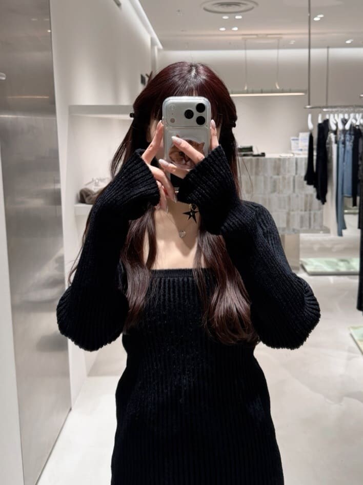 ブルー系のデニムパンツを着用したレディースの冬コーディネートの8枚目の写真