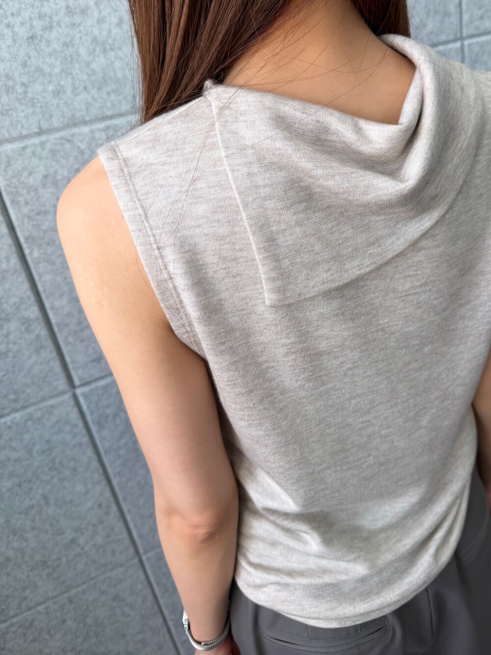 ベージュ系のTシャツ/カットソーを着用したレディースの夏コーディネートの4枚目の写真