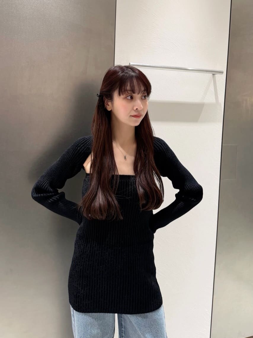 ブルー系のデニムパンツを着用したレディースの冬コーディネートの5枚目の写真