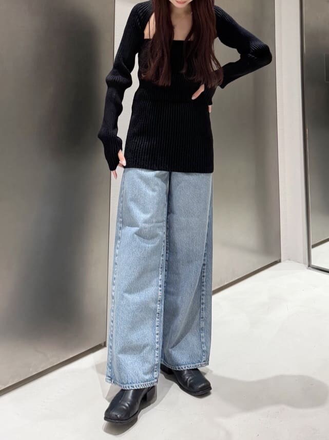 ブルー系のデニムパンツを着用したレディースの冬コーディネートの4枚目の写真