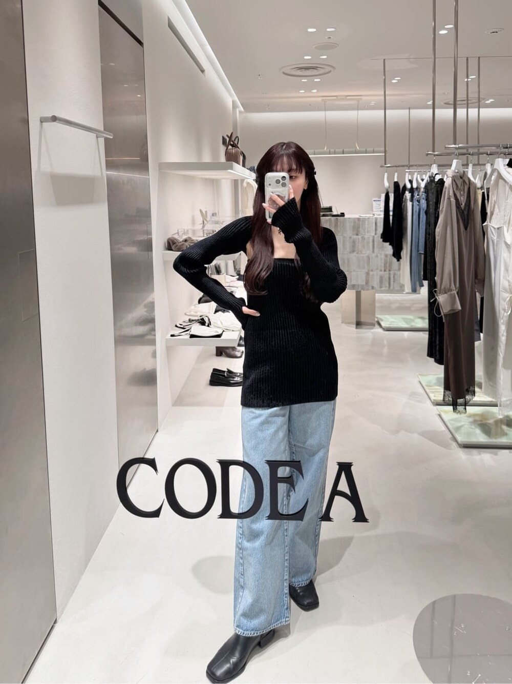 ブルー系のデニムパンツを着用したレディースの冬コーディネートの7枚目の写真
