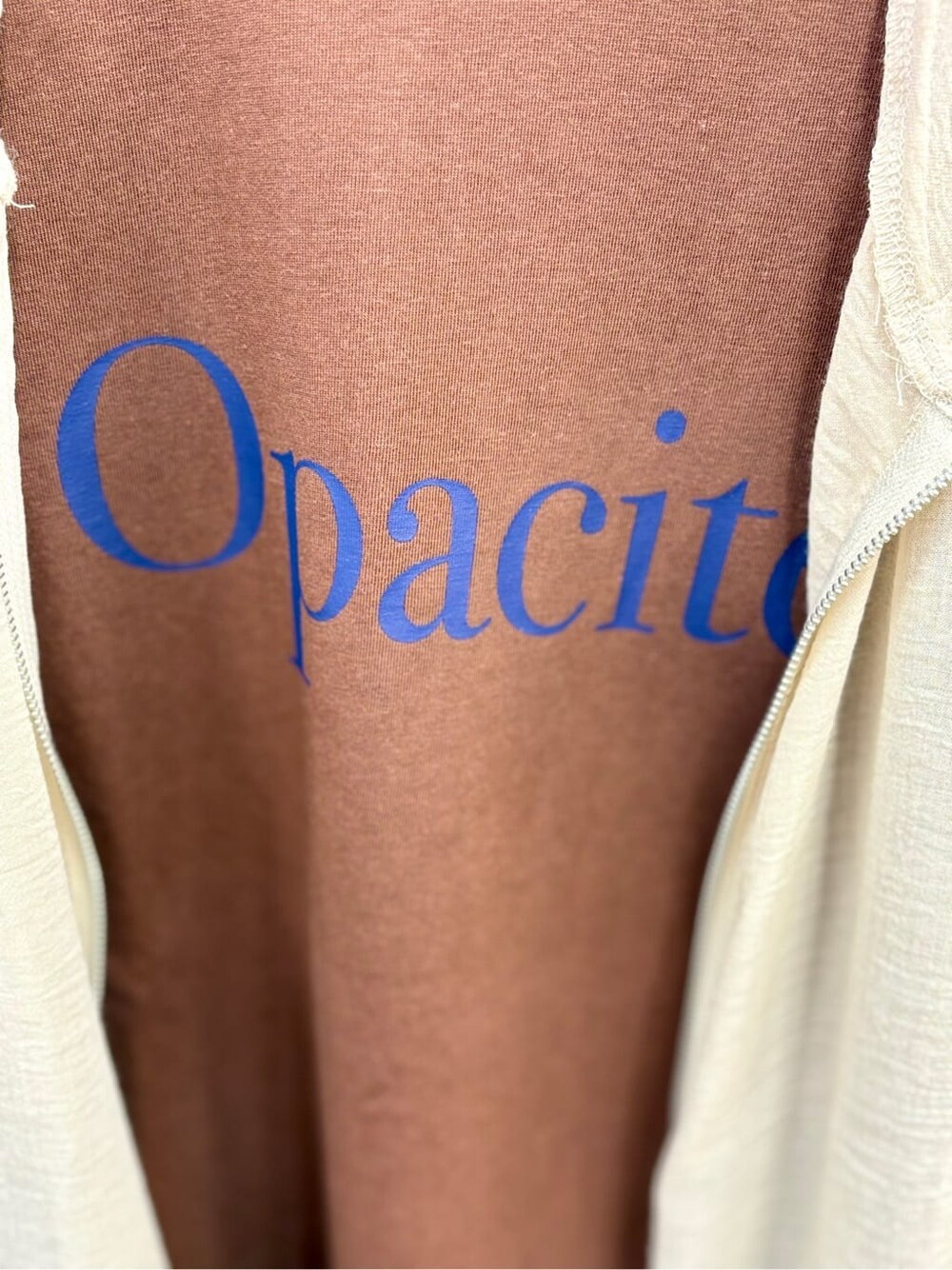 ベージュ系のブルゾン、ブラウン系のTシャツ/カットソー、ブルー系のその他パンツを着用したレディースの夏コーディネートの2枚目の写真