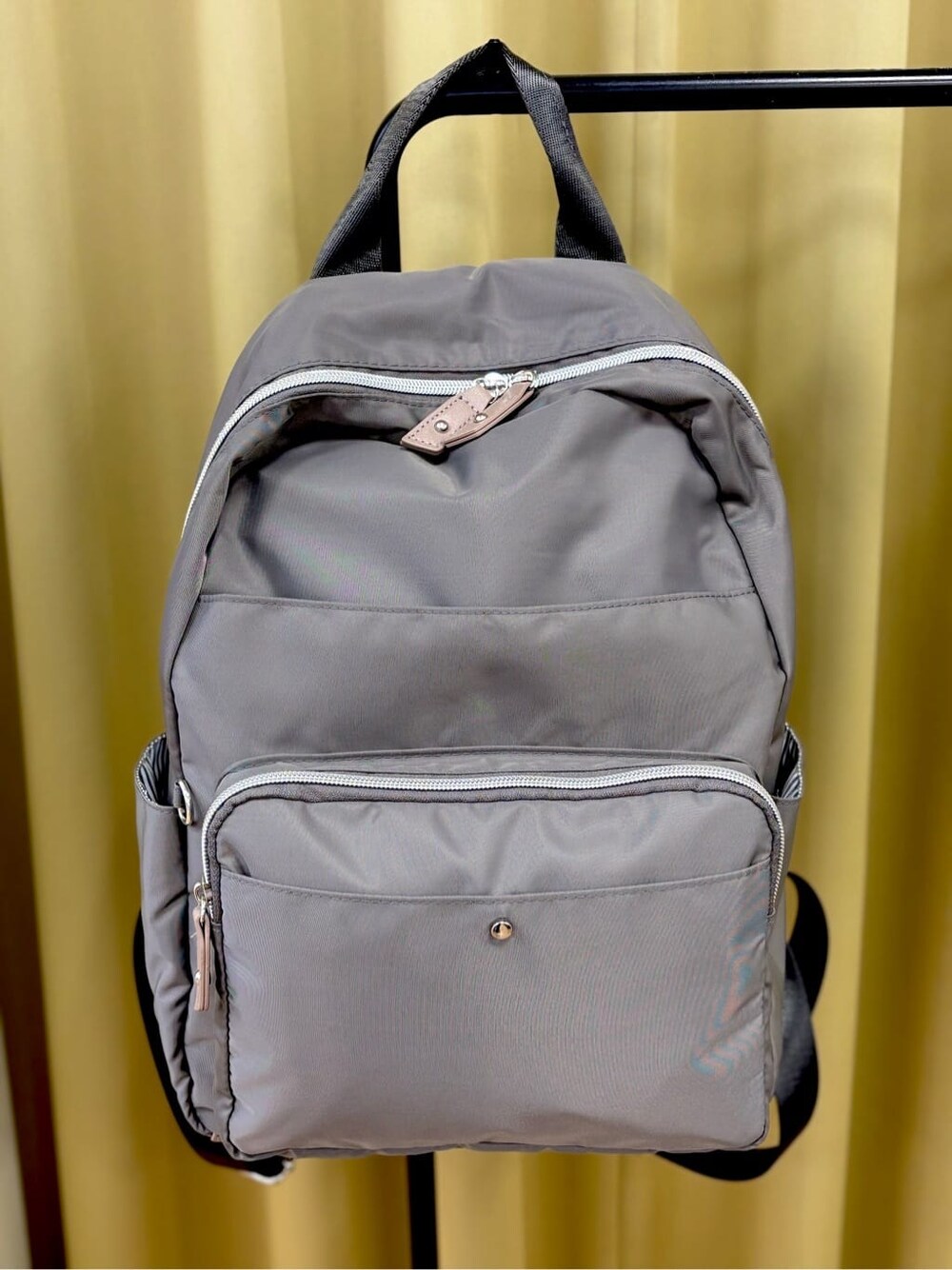 グレー系のカーゴパンツ、ブラック系のデニムスカート、ブルー系のシャツ/ブラウスを着用したレディースの冬コーディネートの3枚目の写真