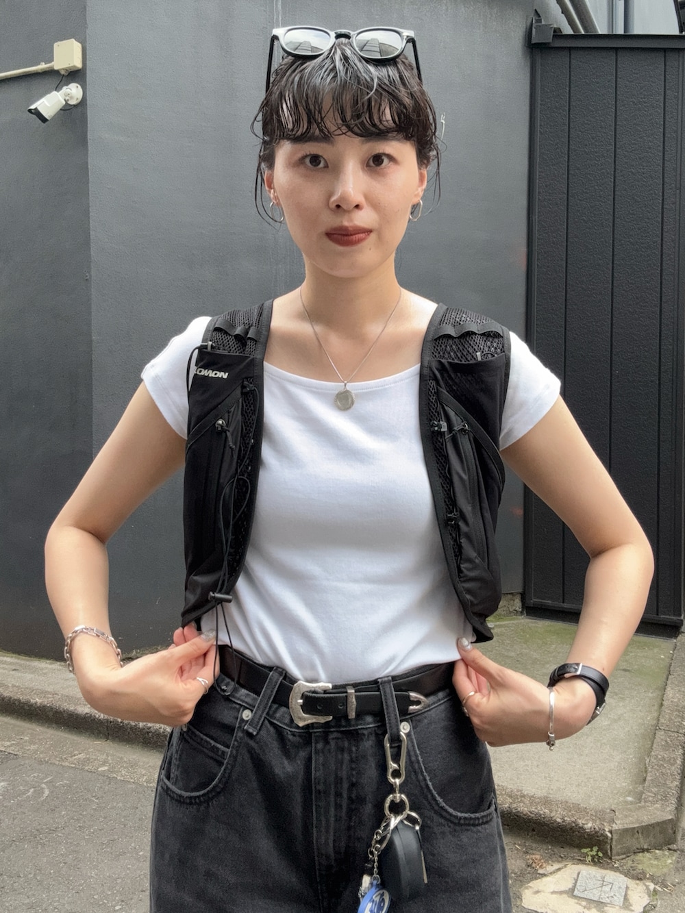 ホワイト系のTシャツ/カットソー、ブラック系のデニムパンツ、ブラック系のバックパック/リュックを着用したレディースの夏コーディネートの3枚目の写真