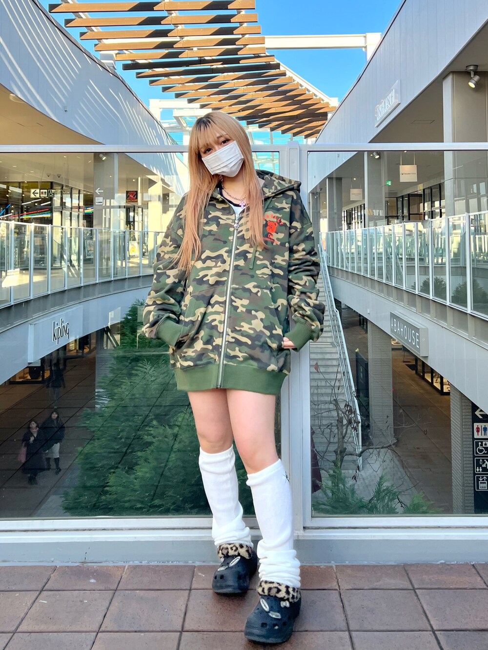 「ミニスカート、今日のコーデ、迷彩、レッグウォーマー、カラーコーデ、パーカー、カモフラ、着回しコーデ」｜「OYの『OY/オーワイ』 PLAYFUL ODOLLY EAR HOODIE ZIP UP/プレイフルオードリーイヤーZIPUPパーカー(迷彩柄)（パーカー、その他）」を使った、A'GEM/9越谷レイクタウンさん（レディース・153cm）の冬コーディネートの2枚目の写真