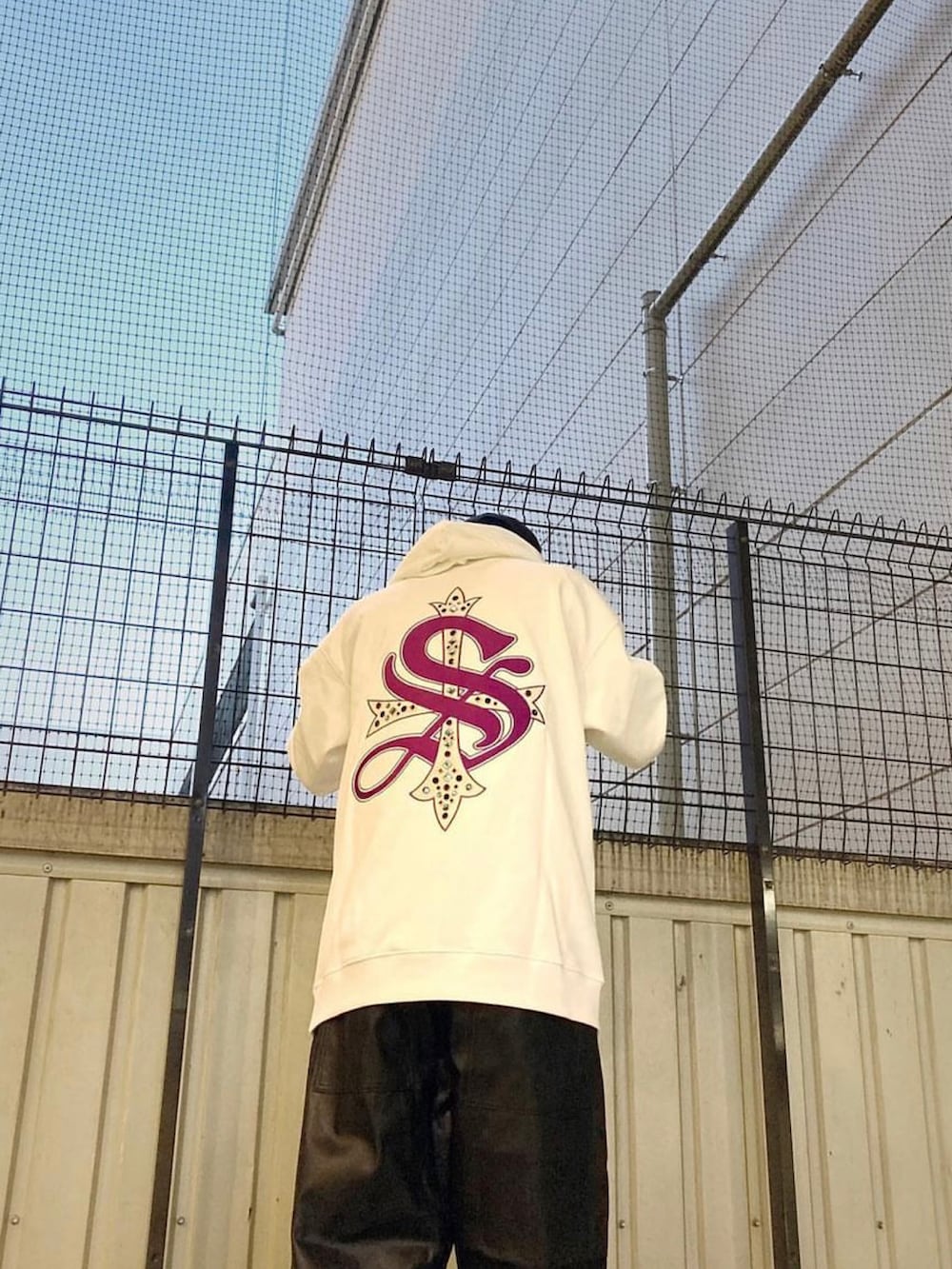 ホワイト系のパーカー、ブラック系のその他パンツを着用したメンズの秋コーディネートの2枚目の写真