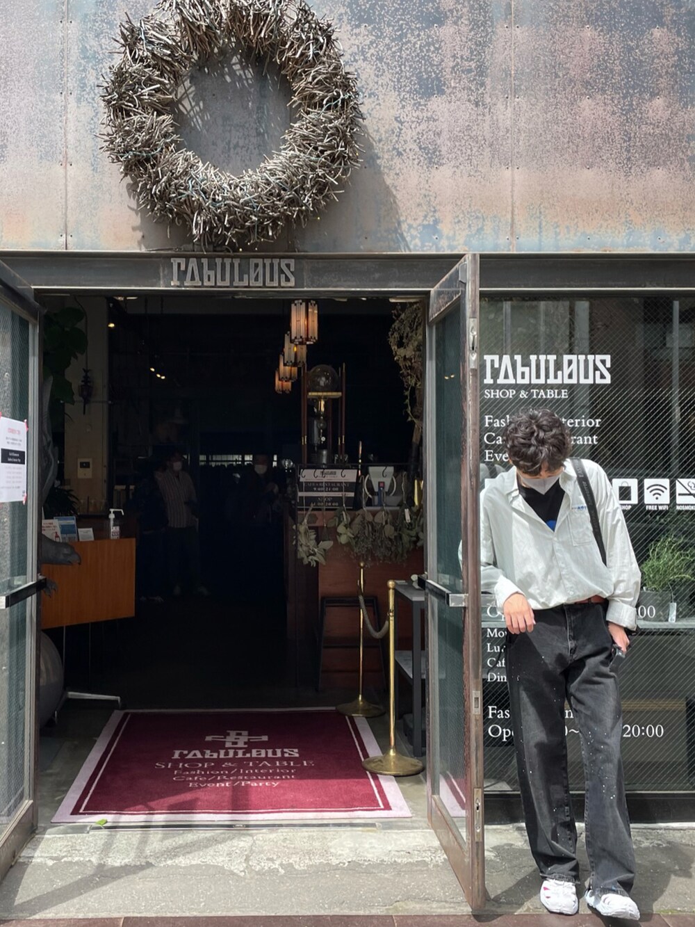 グリーン系のシャツ/ブラウス、ブラック系のデニムパンツ、ホワイト系のサンダルを着用したメンズの夏コーディネートの2枚目の写真