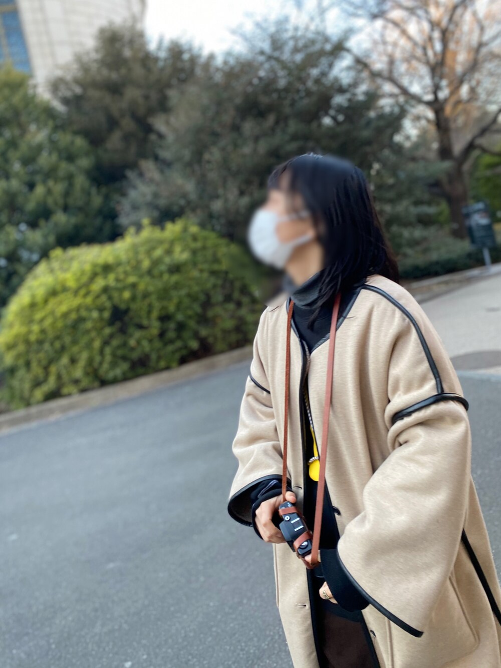 ブラック系のその他シューズ、ブラウン系のスカート、ブラック系のスウェットを着用したレディースの冬コーディネートの2枚目の写真