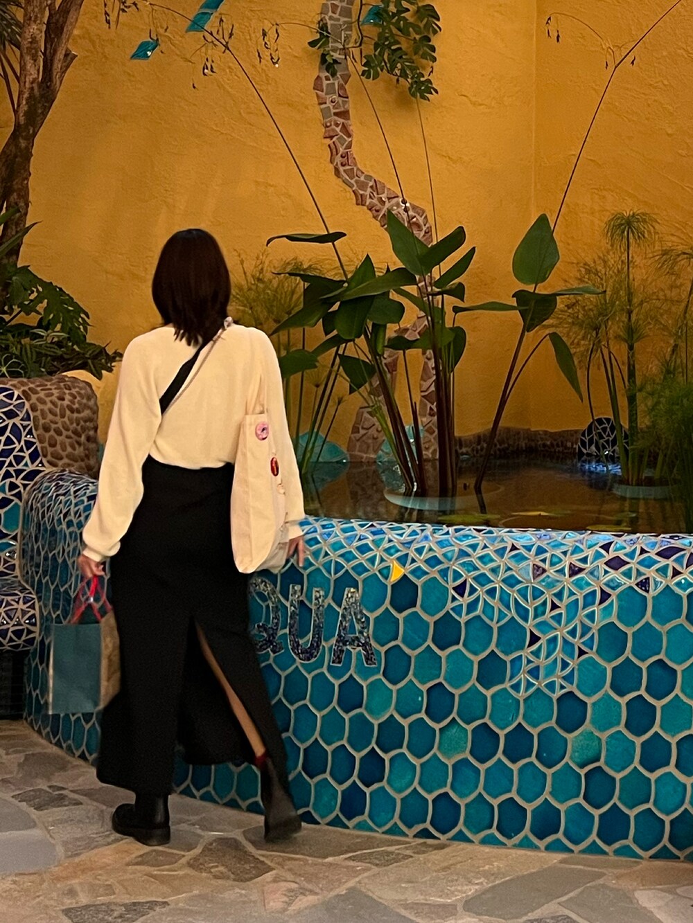 ブラック系のその他シューズ、ブラック系のスカート、ホワイト系のニット/セーターを着用したレディースの秋コーディネートの3枚目の写真