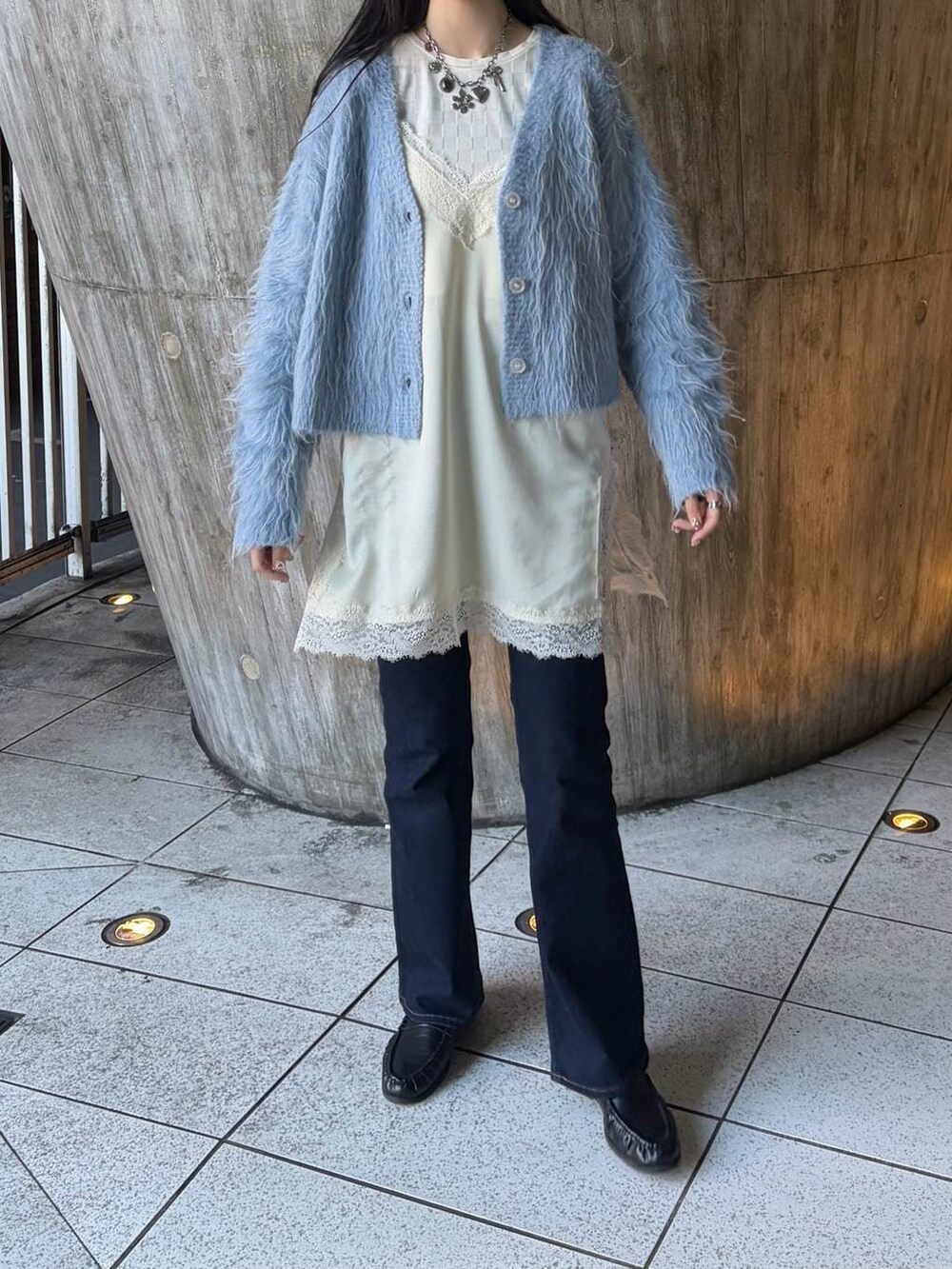 ブルー系のカーディガン/ボレロを着用したレディースの冬コーディネートの2枚目の写真