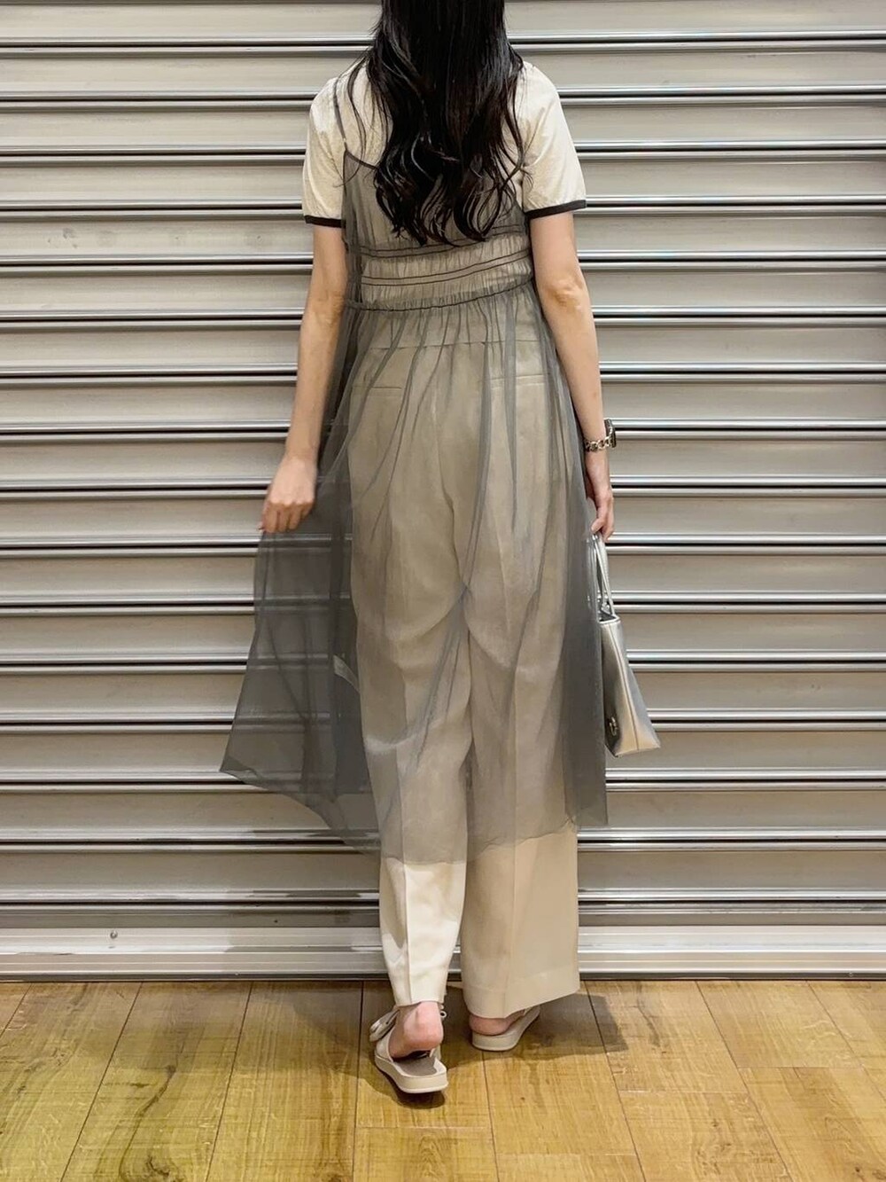 ブラック系のTシャツ/カットソー、シルバー系のショルダーバッグ、グレー系のワンピースを着用したレディースの夏コーディネートの3枚目の写真