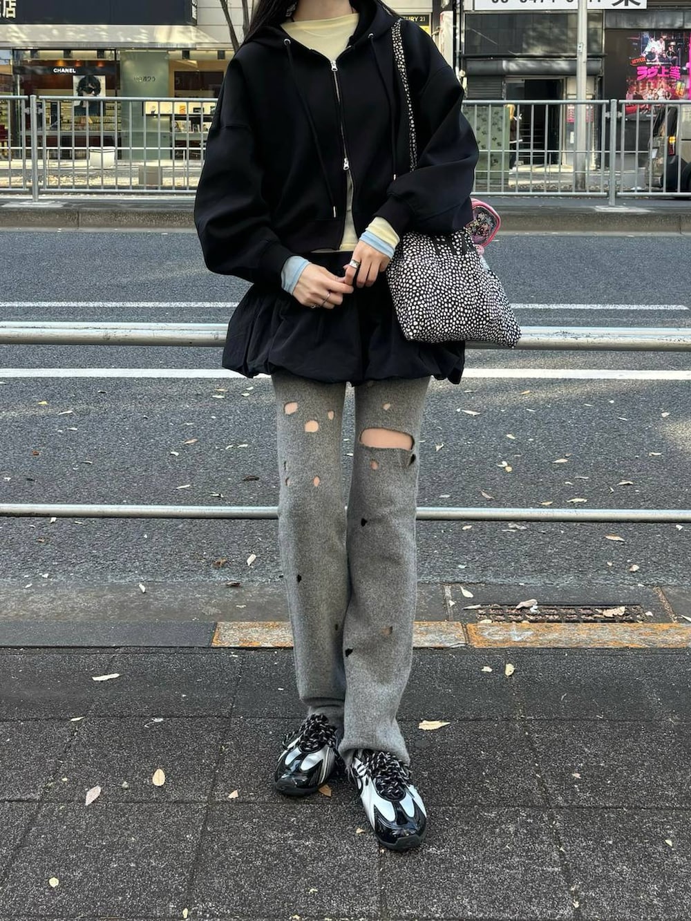 ブラック系のスカート、ブラック系のパーカー、ブルー系のTシャツ/カットソーを着用したレディースの冬コーディネートの2枚目の写真