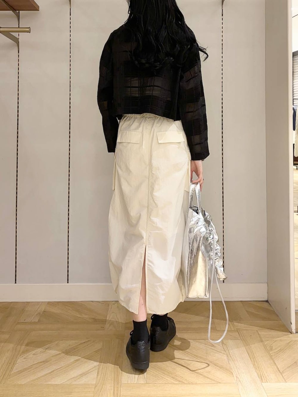 ブラック系のシャツ/ブラウス、ホワイト系のスカート、グレー系のトートバッグを着用したレディースの冬コーディネートの3枚目の写真