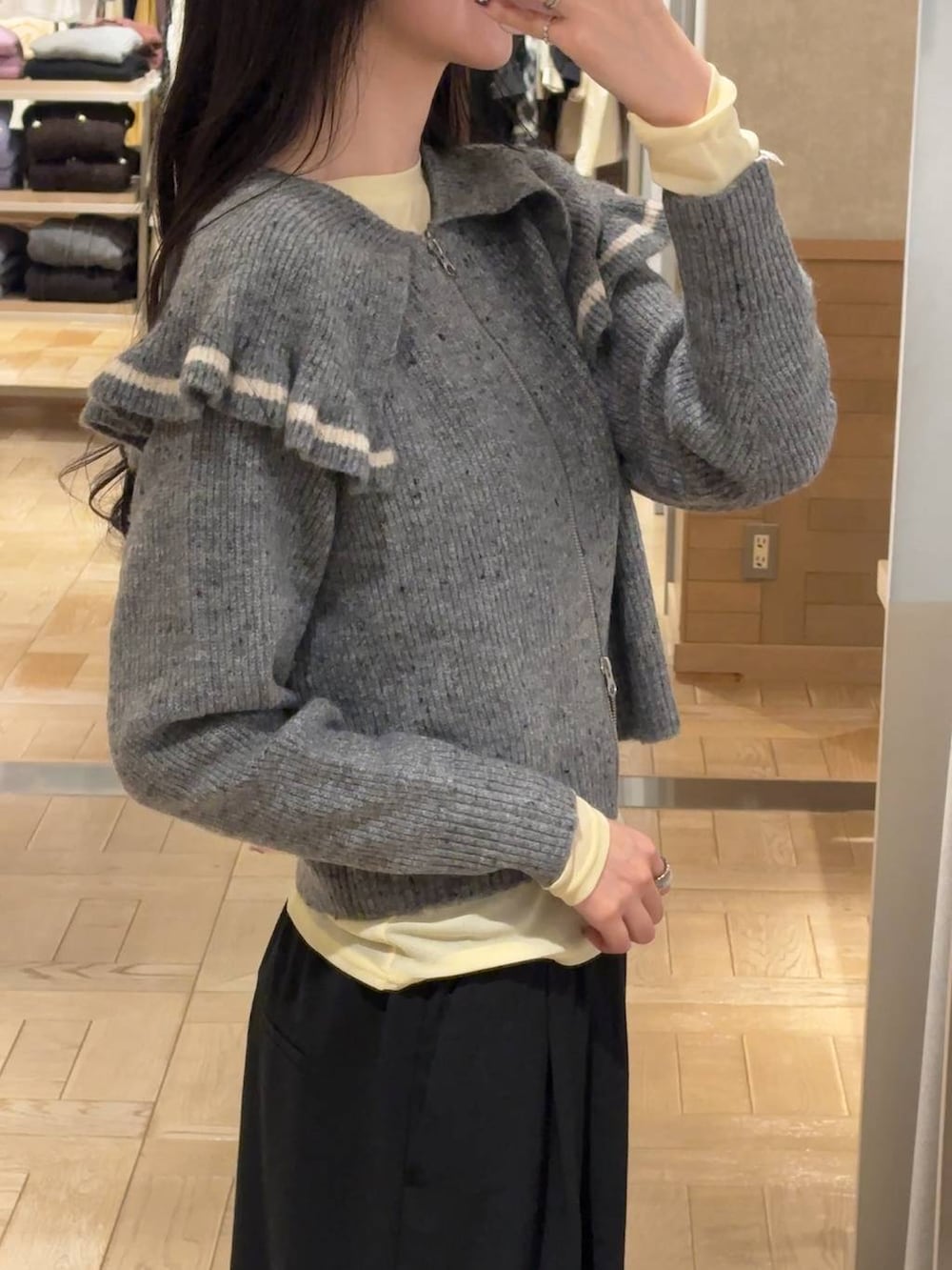 ブラック系のその他パンツ、グレー系のニット/セーター、イエロー系のTシャツ/カットソーを着用したレディースの秋コーディネートの2枚目の写真