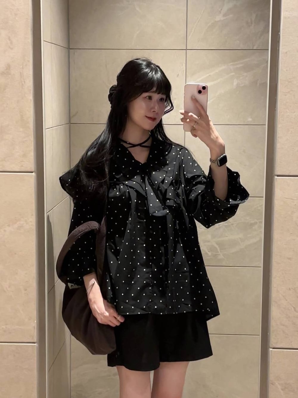 その他のシャツ/ブラウス、ホワイト系のソックス/靴下を着用したレディースの秋コーディネートの3枚目の写真