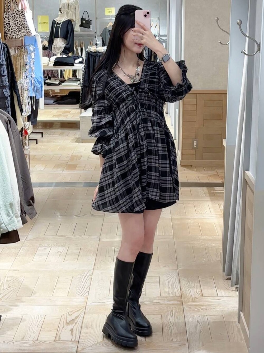 グレー系のその他パンツ、ブラック系のブーツ、ブラック系のシャツ/ブラウスを着用したレディースの秋コーディネートの2枚目の写真