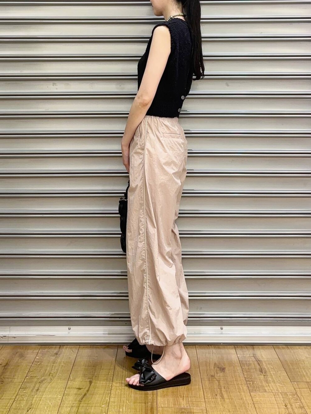 ブラック系のショルダーバッグ、ピンク系のその他パンツ、ブラック系のサンダルを着用したレディースの夏コーディネートの2枚目の写真