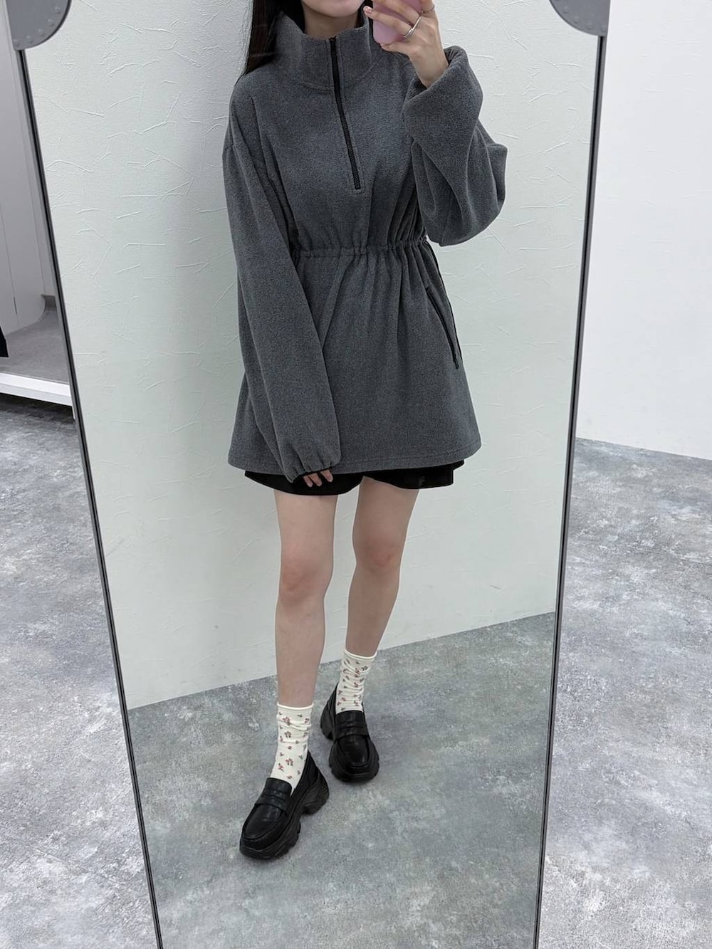 グレー系のワンピース、ブラック系のローファー、ブラック系のその他パンツを着用したレディースの夏コーディネートの2枚目の写真