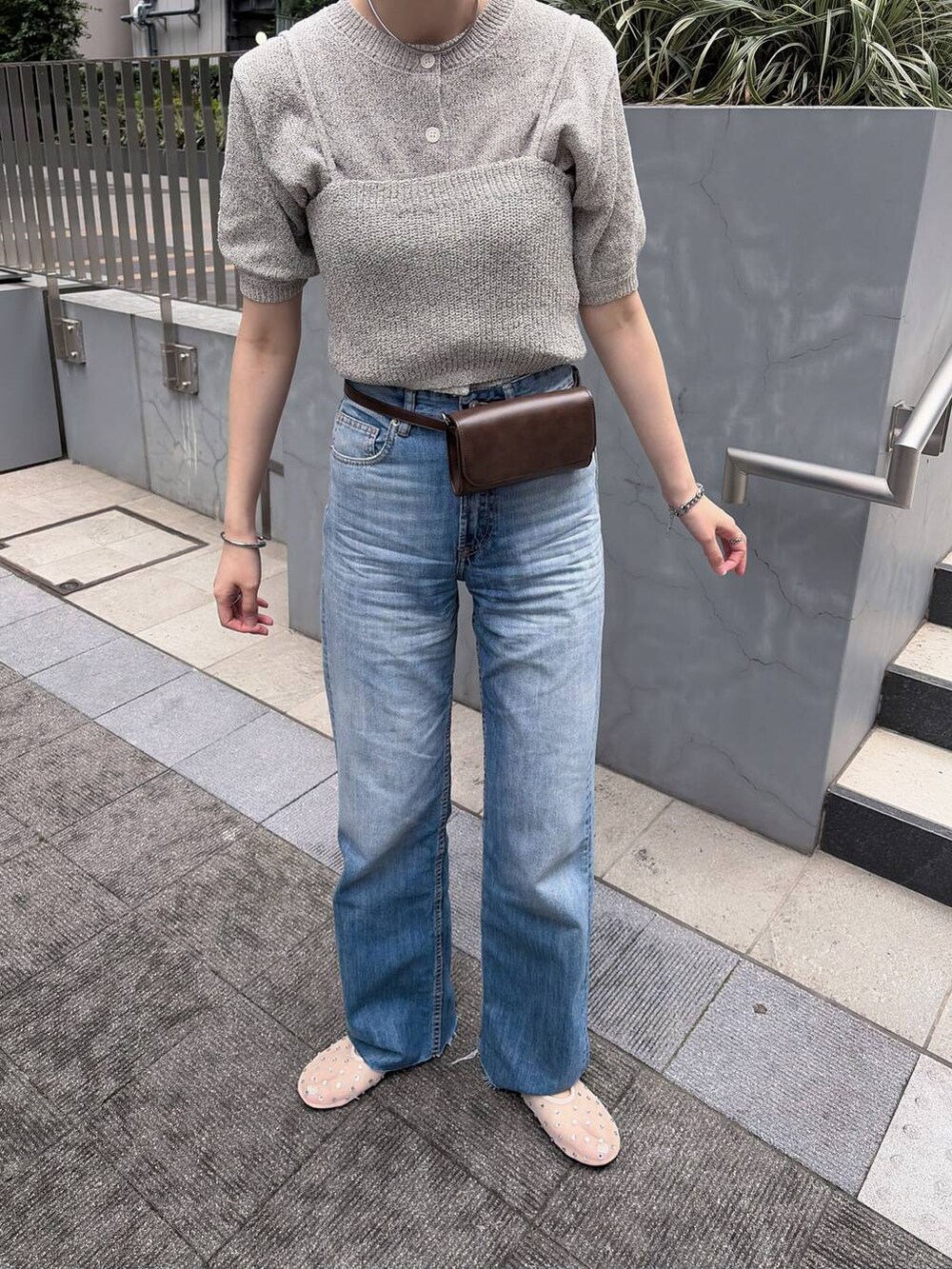 ブラウン系のボディバッグ/ウエストポーチ、グレー系のTシャツ/カットソーを着用したレディースの夏コーディネートの2枚目の写真