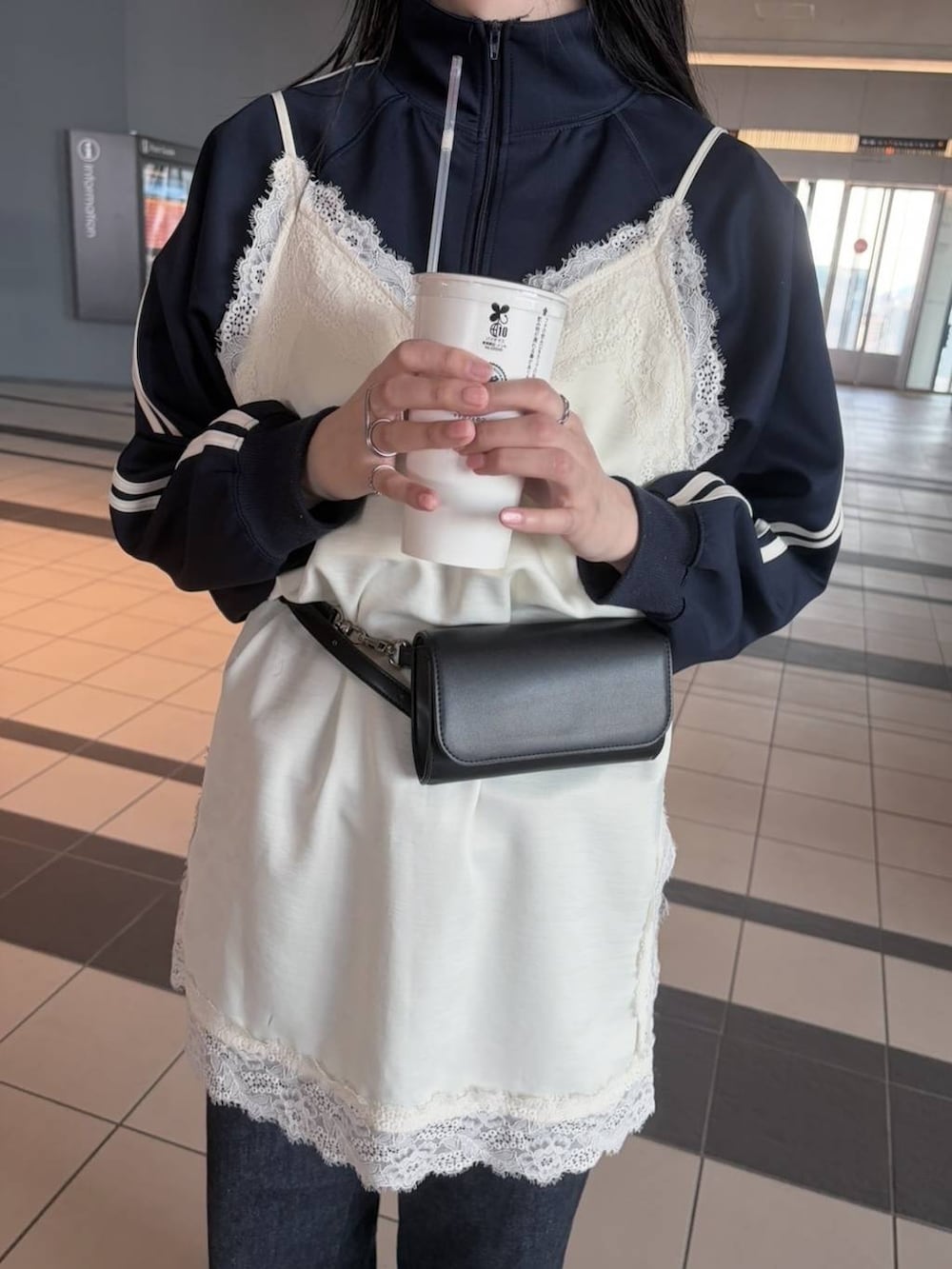 ブラック系のボディバッグ/ウエストポーチを着用したレディースの春コーディネートの3枚目の写真