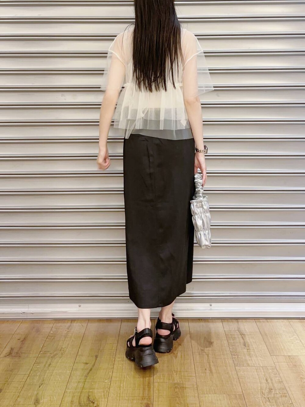 ブラック系のサンダル、グレー系のショルダーバッグ、ホワイト系のシャツ/ブラウスを着用したレディースの夏コーディネートの3枚目の写真